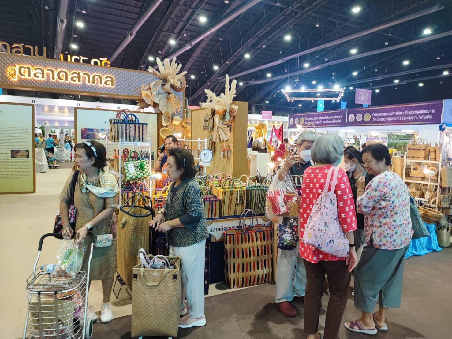 พช.สกลนคร ชวน ช้อป ชิม เที่ยว! ยกขบวนสินค้าเด็ด OTOP บุกงาน “ศิลปาชีพ ประทีปไทย” จัดระหว่างวันที่ 9–17 ส.ค. ที่อิมแพ็ค เมืองทองฯ