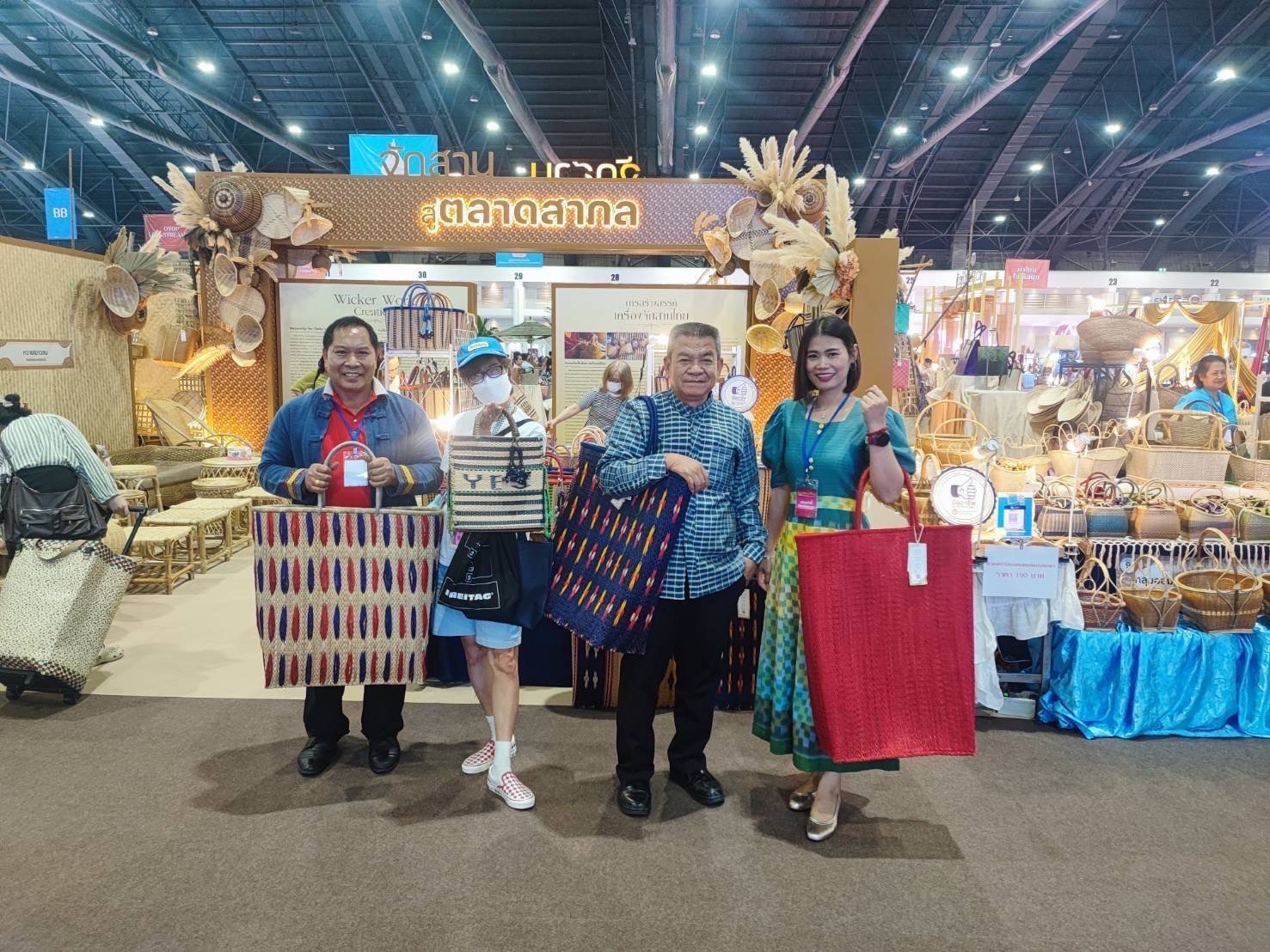 พช.สกลนคร ปิดฉากอย่างสวยงาม งาน “OTOP ศิลปาชีพ ประทีปไทย” ยอดขายทะลุ 11,624,868 บาท