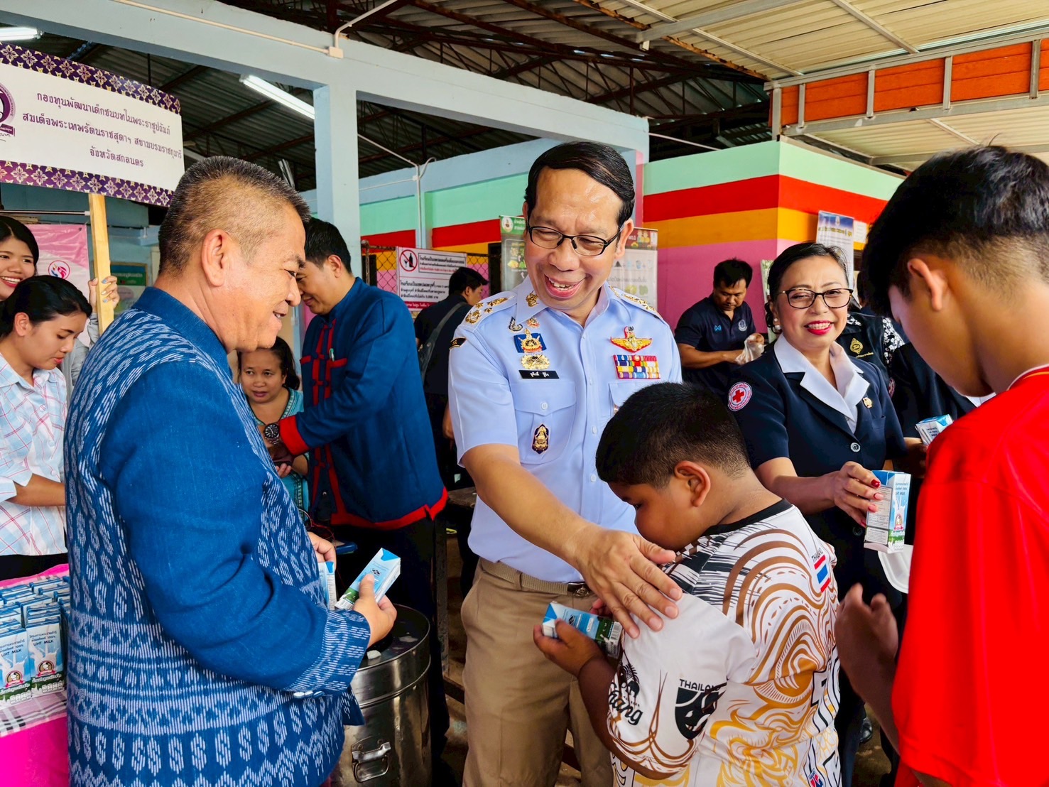 พช. สกลนคร :ร่วมออกหน่วย บำบัดทุกข์ บำรุงสุข สร้างรอยยิ้มให้ประชาชน ณ โรงเรียนบ้านนาจาร อ.วานรนิวาส จ. สกลนคร