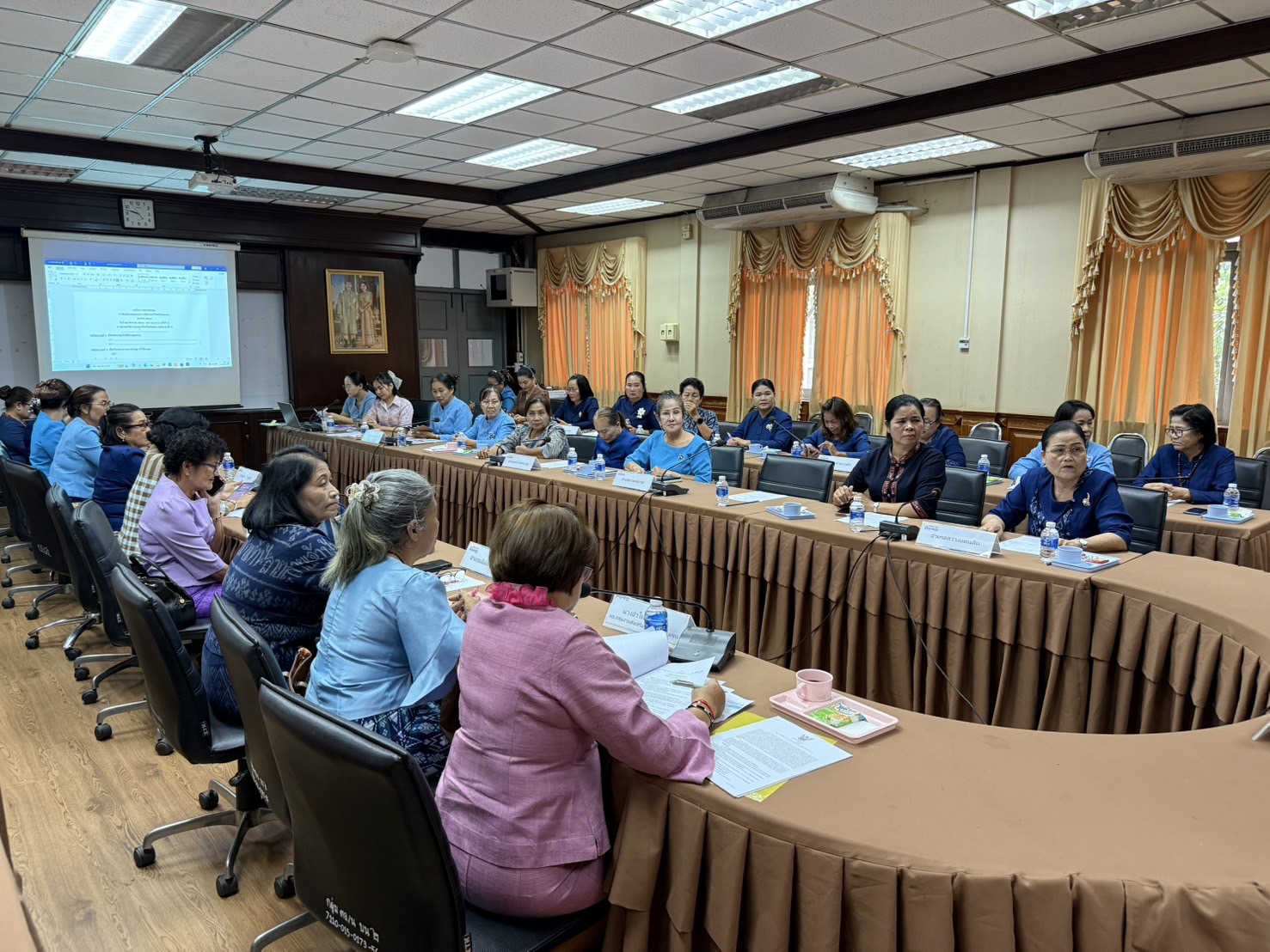 พช.สกลนคร : จัดประชุมเพื่อพิจารณาคัดเลือก “คณะกรรมการพัฒนาสตรีจังหวัด” ปี 2568