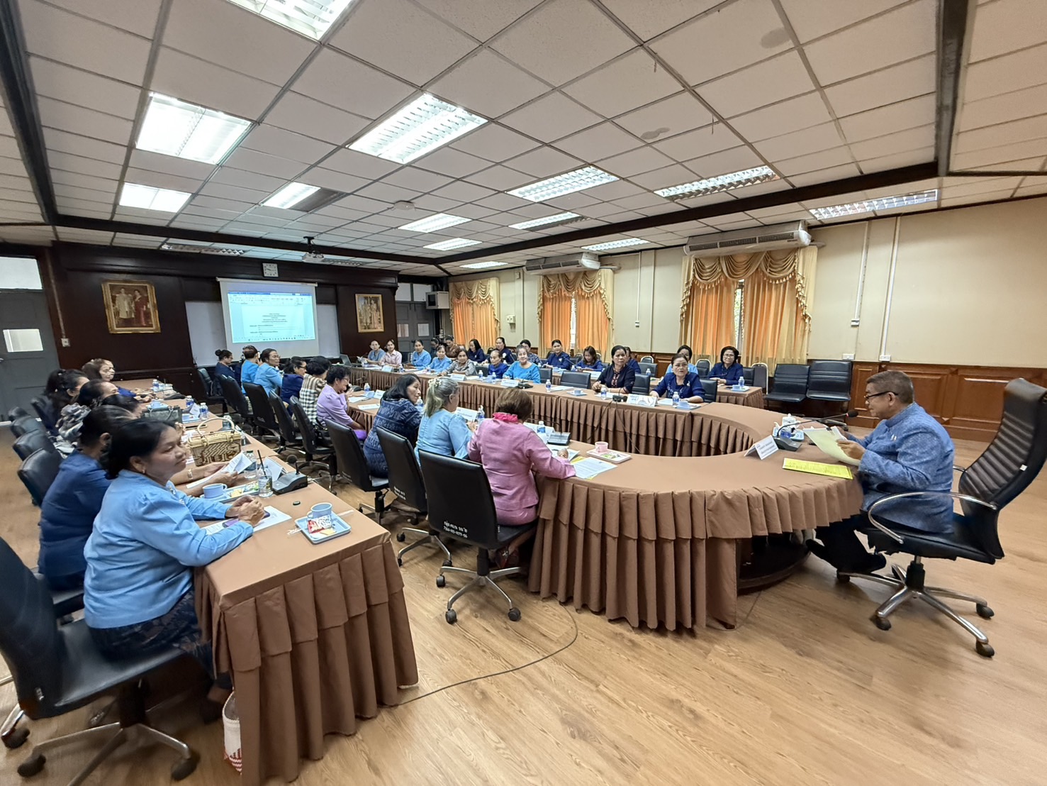 พช.สกลนคร : จัดประชุมเพื่อพิจารณาคัดเลือก “คณะกรรมการพัฒนาสตรีจังหวัด” ปี 2568