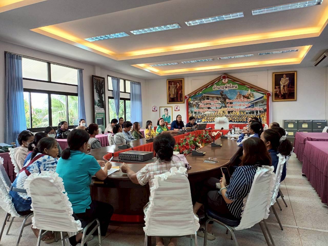 พช.สกลนคร : ติดตามและสนับสนุนการดำเนินงานกองทุนพัฒนาบทบาทสตรี ในเขตพื้นที่อำเภอสว่างแดนดิน และอำเภอพังโคน