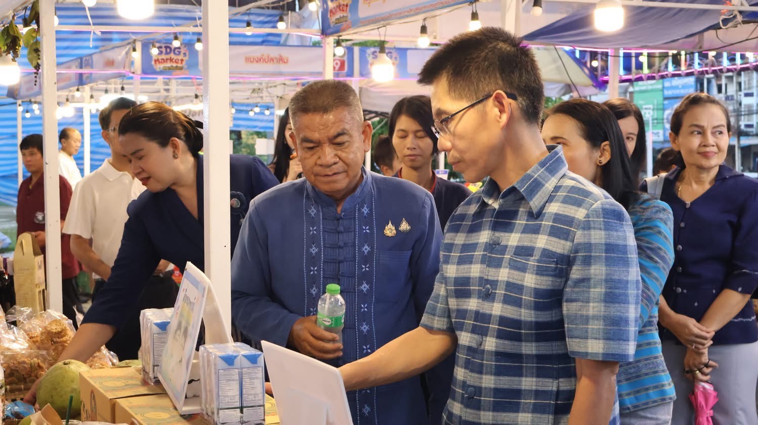 พช. สกลนคร ร่วมตรวจเยี่ยม-ให้กำลังใจผู้ประกอบการ พร้อมชวนร่วมงาน “ช้อป FIN กินกุ้ง @ สกลนคร” 24–28 ส.ค. 2568